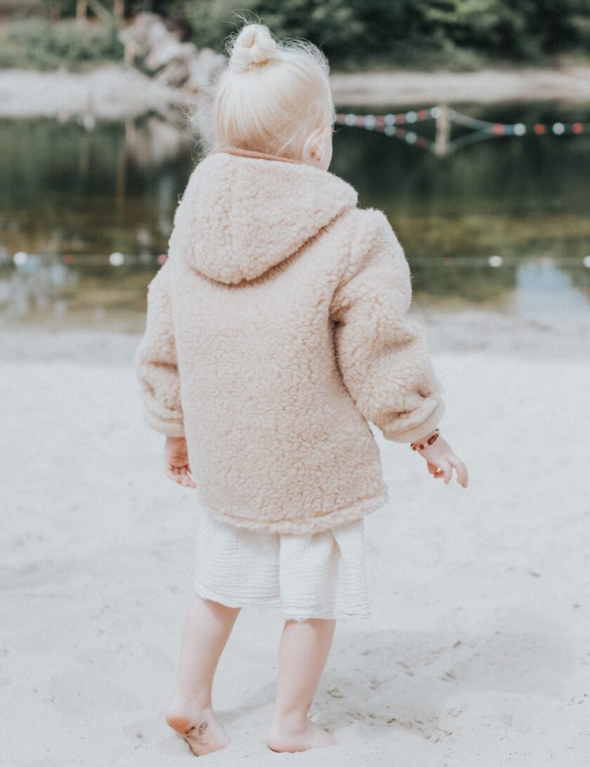 Kinderjas van wol bruin 2 de wollenwinkel min