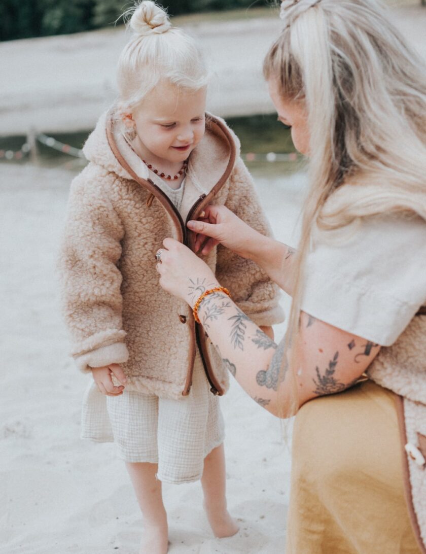 Kinderjas van wol bruin aan doen de wollenwinkel min