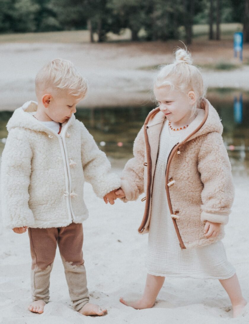 Kinderjas van wol bruin samen de wollenwinkel min