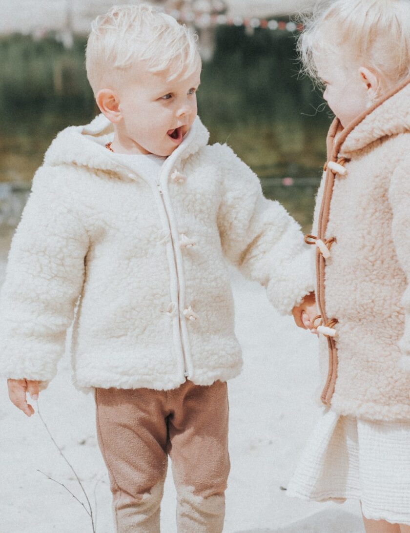 Kinderjas van wol wit 2 de wollenwinkel min