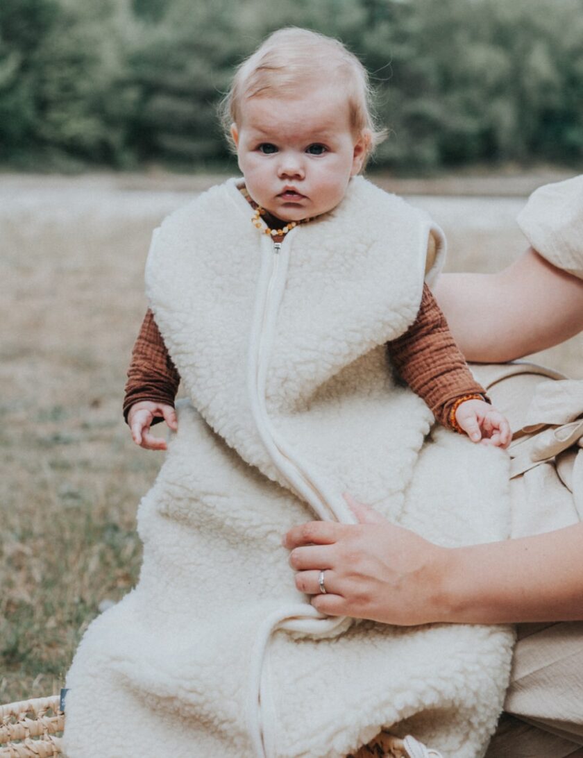 babyslaapzak van wol wit 2 de wollenwinkel min