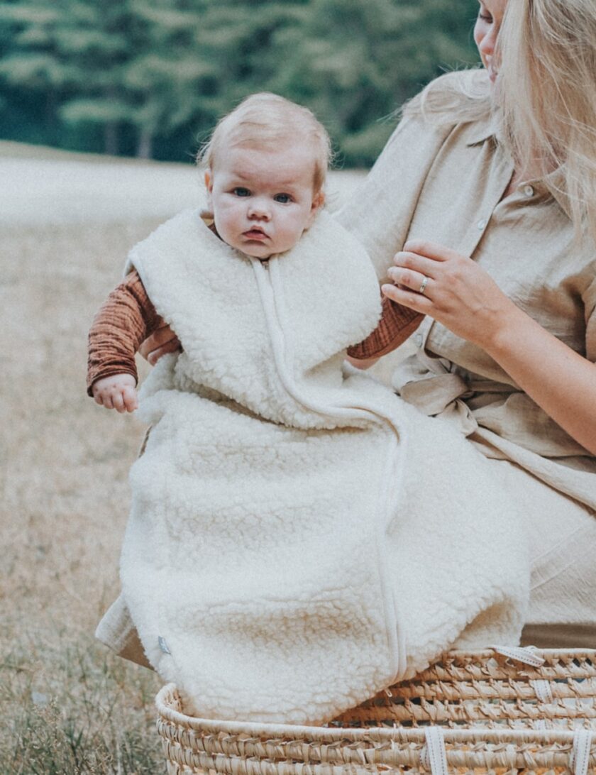 babyslaapzak van wol wit de wollenwinkel min