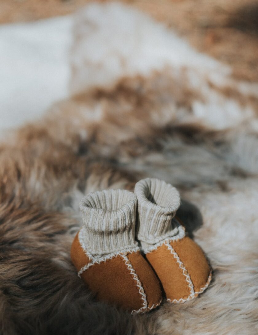 Babysloffen bruin suede en wol de wollenwinkel min