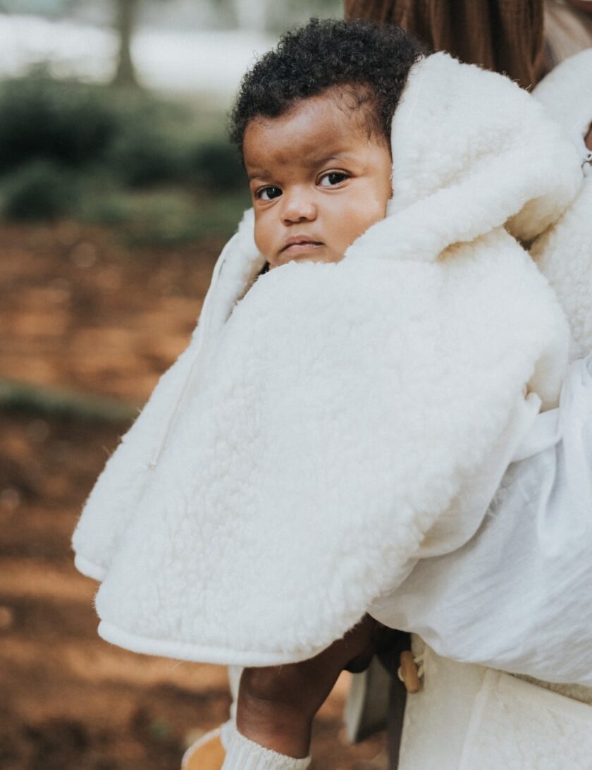 Kinderponcho van wol wit de wollenwinkel min