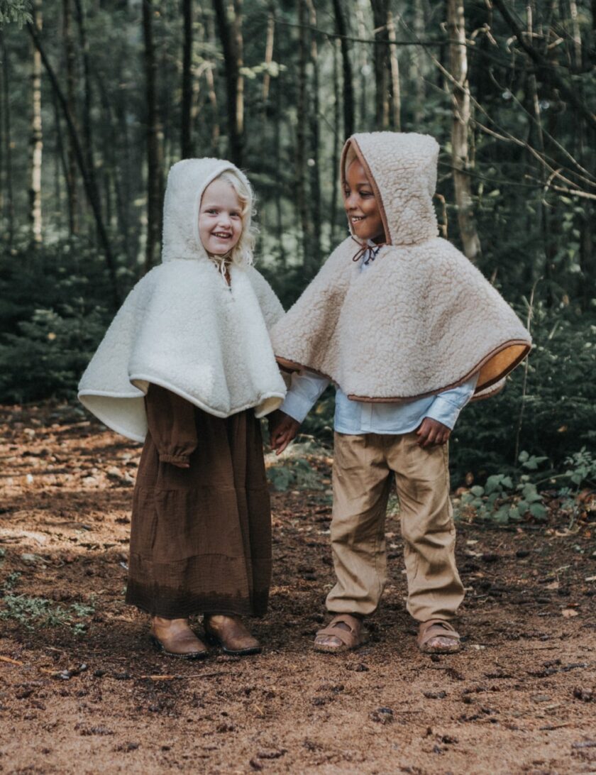 Kinderponcho van wol wit en bruin 1 de wollenwinkel min